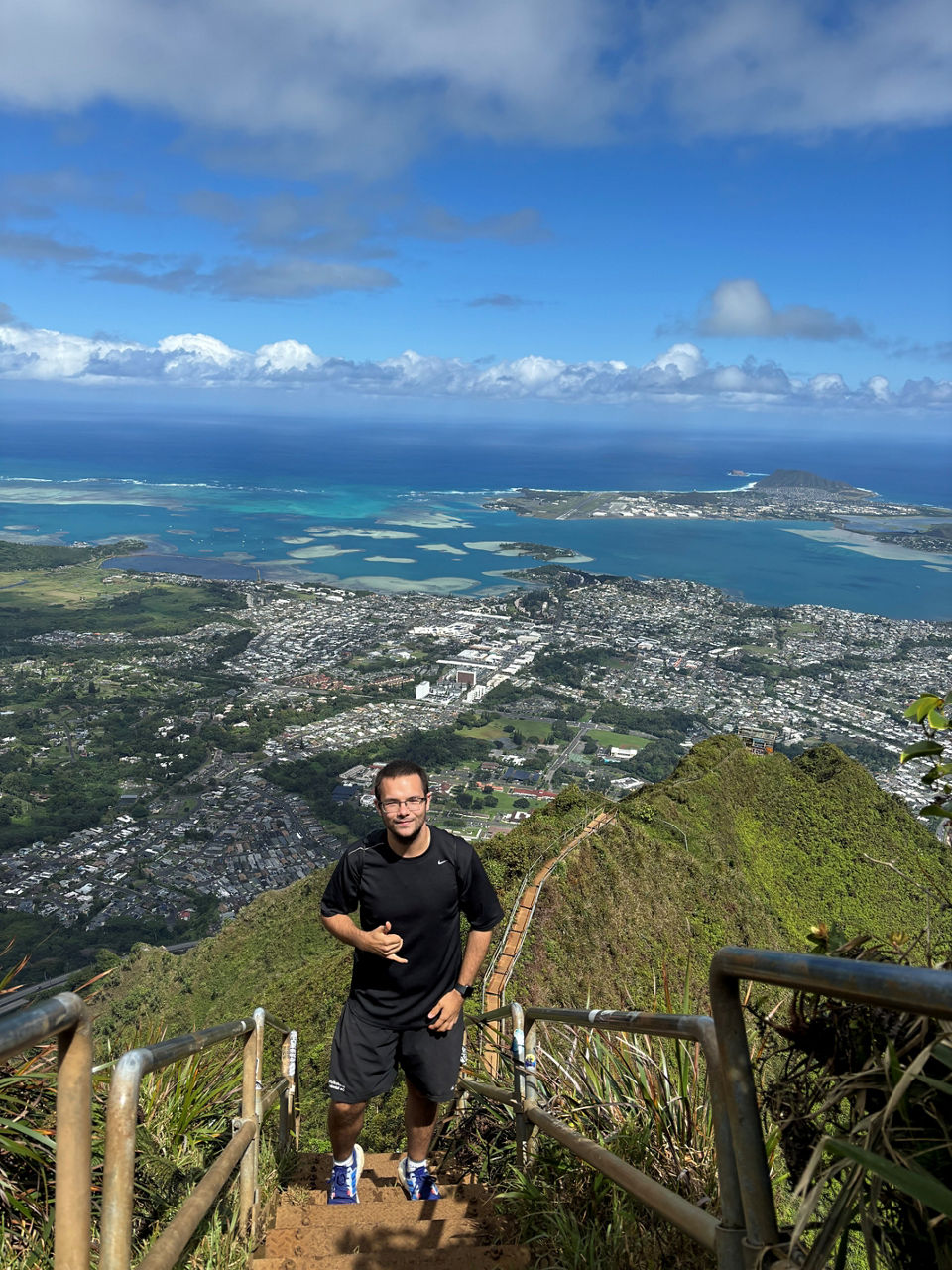 Patrick Humbrock mit dem Hawaiianischen Grußzeichen "Shaka". auf Hawaii. 