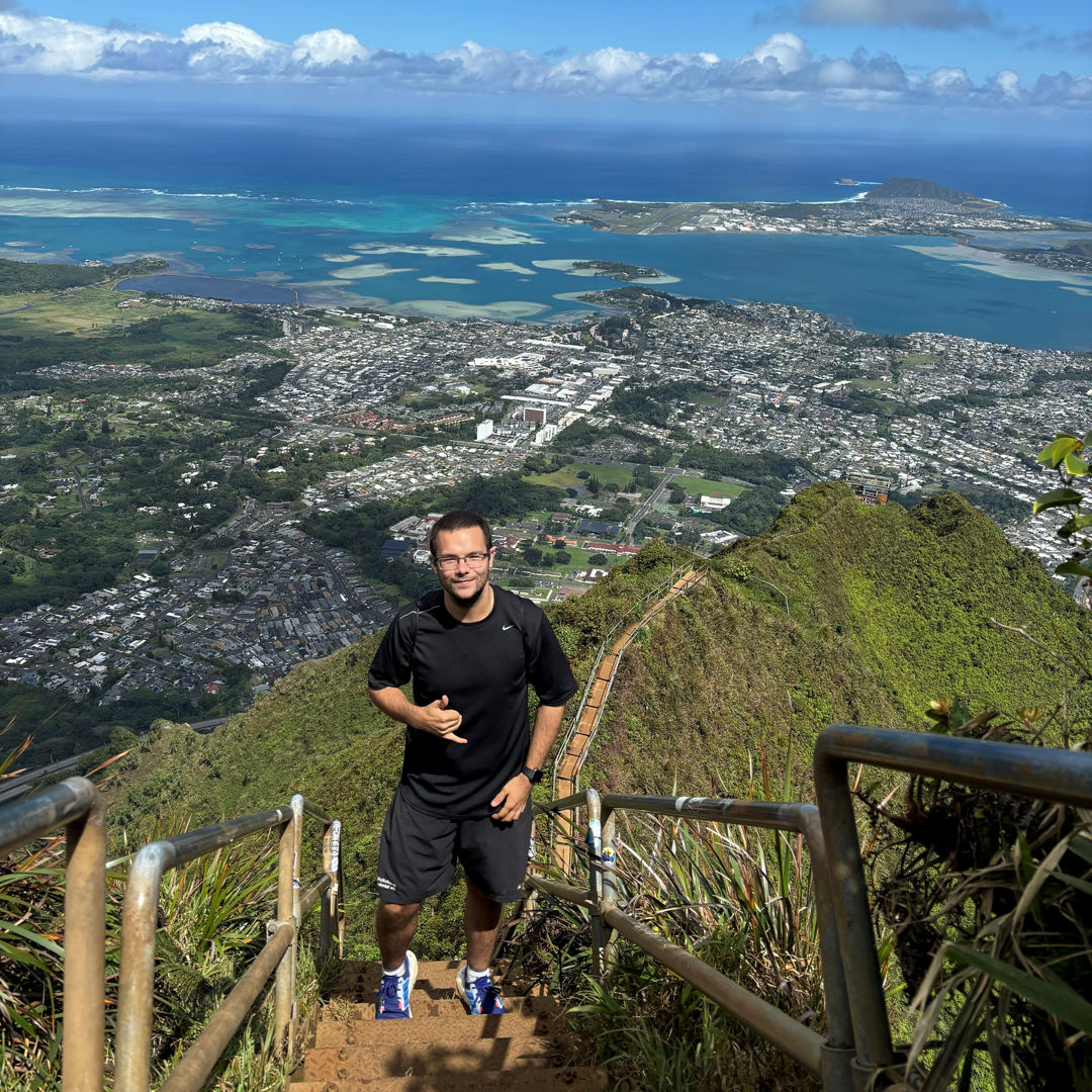 Patrick Humbrock mit dem Hawaiianischen Grußzeichen "Shaka". auf Hawaii. 