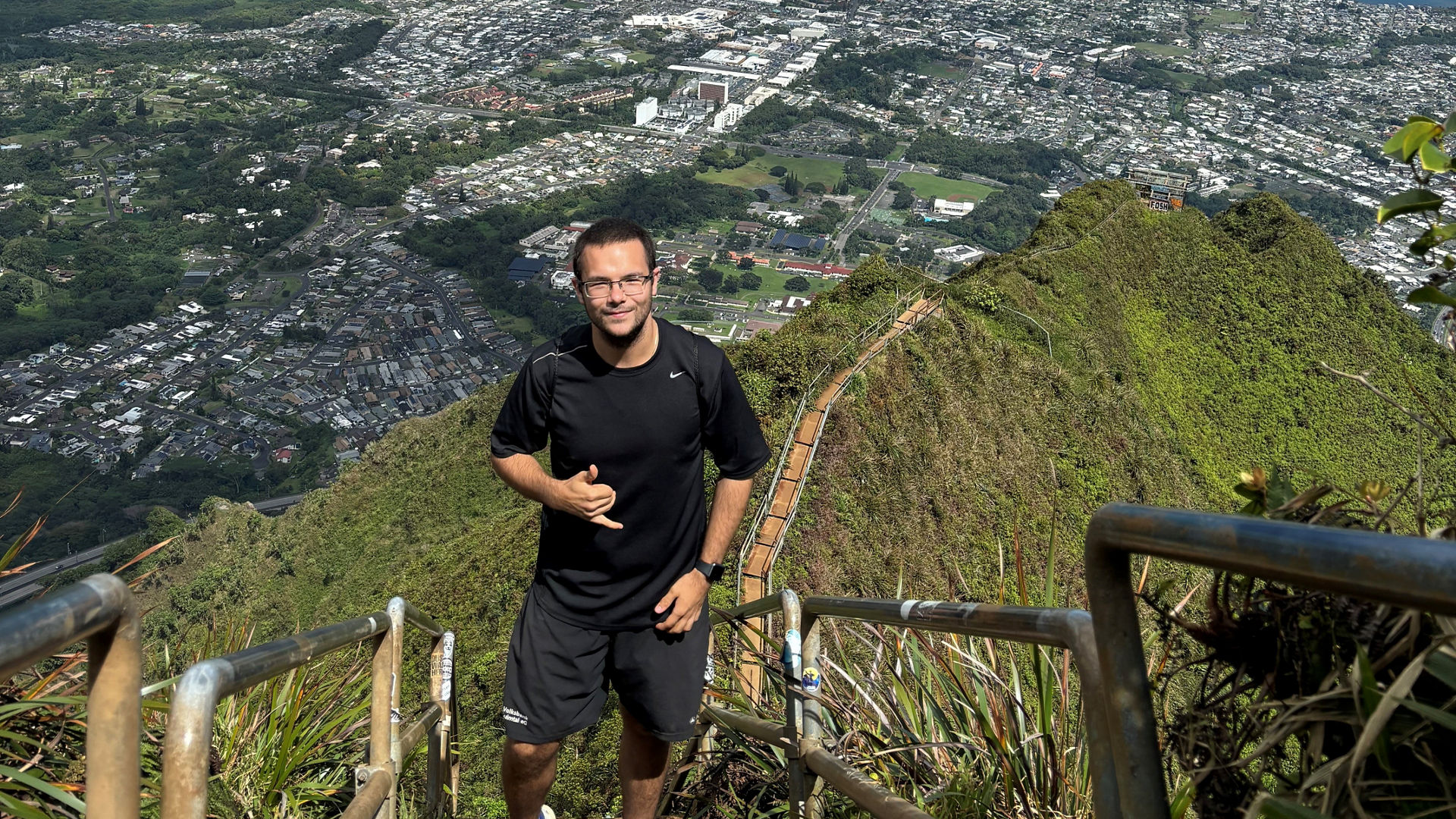 Patrick Humbrock mit dem Hawaiianischen Grußzeichen "Shaka". auf Hawaii. 