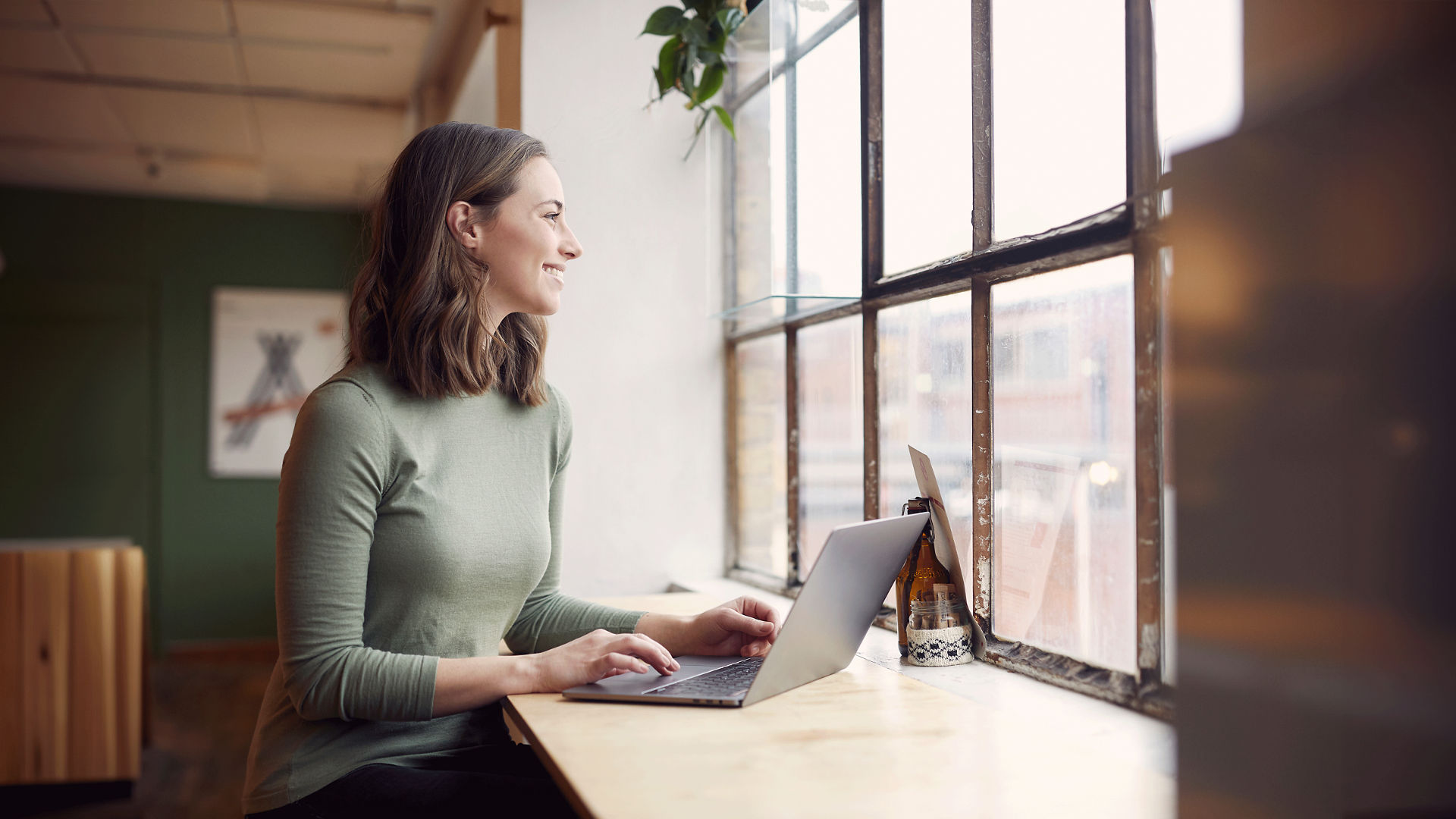 Beautyful young woman is sitting on a café trying to study