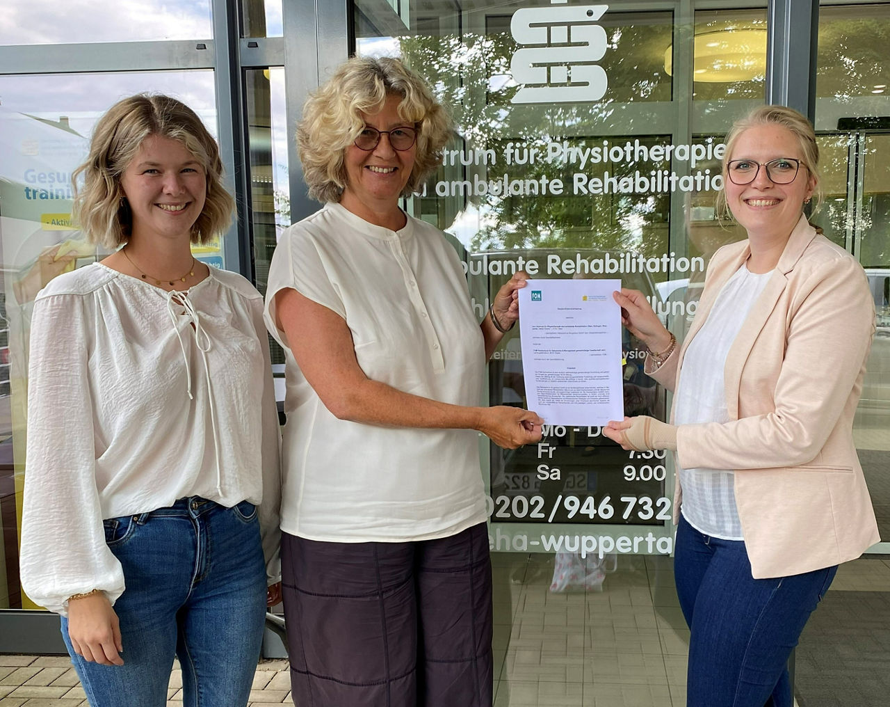  Sozialarbeiterin Stephanie Strässer (v.l.), Geschäftsführerin Gabriele Eckhardt und FOM Studienberaterin Jana-Marie Haja mit der Kooperationsvereinbarung. 