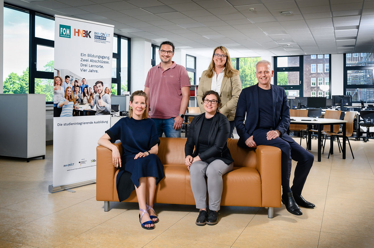 (oben: v.l.n.r.) Thomast Schlott und Yvonne Feller mit Jörg Gleißner (Leiter des HNBK) und (unten: v.l.n.r.) Marja Gebhard und Sarah Harderung: Freuen sich auf die weitere Zusammenarbeit. 